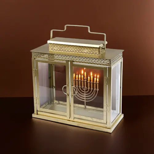 חנוכיה בטון לבן על הניסים שטוחה