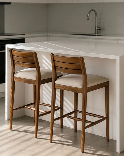 כסא בר עץ טיק אטלס בגוון אגוז עשיר