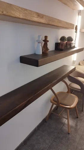 מדפי מנגו פרימיום – מדף עץ גושני במראה מרחף במגוון גדלים