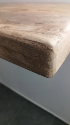 מדפי מנגו פרימיום – מדף עץ גושני במראה מרחף במגוון גדלים