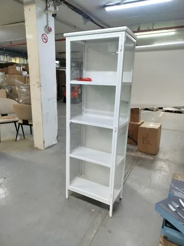 ויטרינה צרה מזכוכית ומתכת לבנה – פתרון אחסון ועיצוב לחללים מודרניים