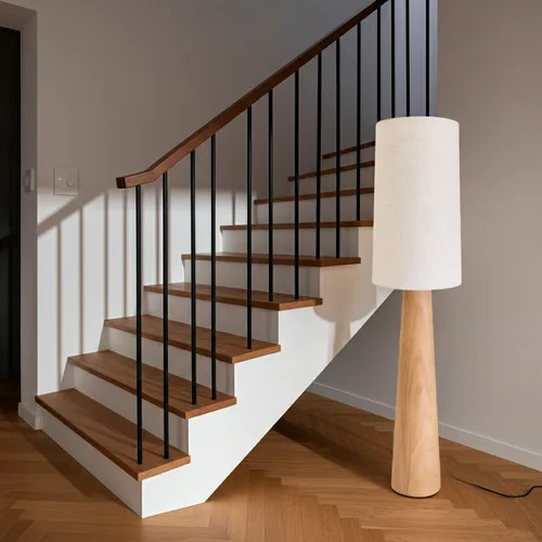 מנורת עמידה מעץ מלא גוון טבעי נובה